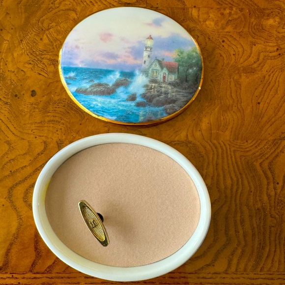 Thomas Kinkade, “BEACON OF HOPE” Lighthouse Music Box - Picture 4 of 5